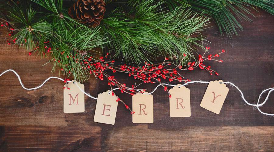 Merry Text & Christmas Wreath hd wallpaper desktop high-resolution background
